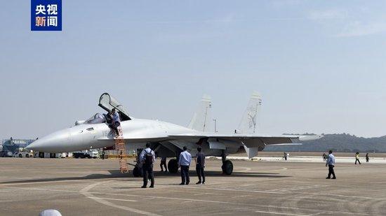 海军重型舰载战斗机歼-15T落地珠海