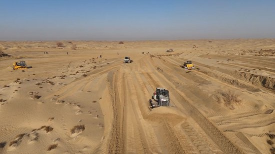 沙地平整，通过生物治沙改变当地生态环境 （墨玉县融媒体中心供图）