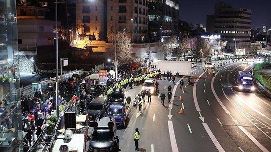 △当地时间1月3日凌晨，韩国首尔龙山区汉南洞总统官邸附近。