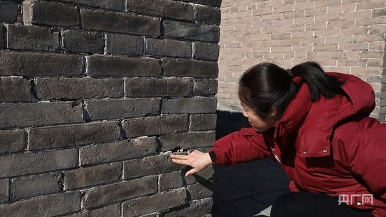  文保人员仔细巡查平遥古城墙每处角落（央广网记者 郎麒 摄）