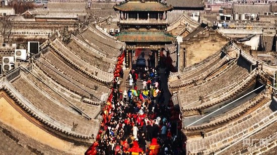  平遥古城街道上人流不息（央广网记者 郎麒 摄）