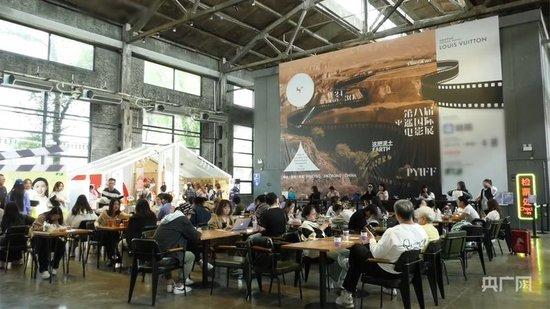  2024年平遥国际电影展期间，游客在电影宫交流（央广网记者 郎麒 摄）