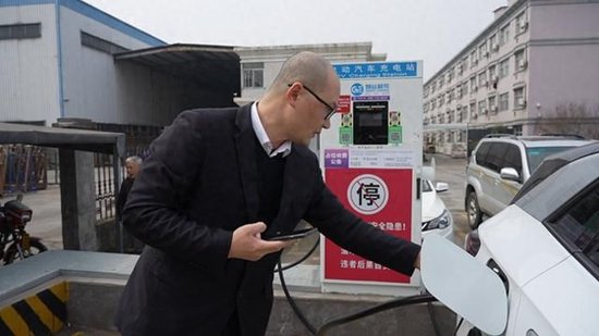  张熹给车充电。图/九派新闻邵骁歆