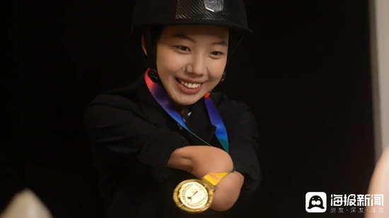 许方燕给姐姐展示马术比赛金牌