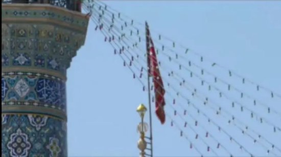 ·伊朗贾姆卡兰清真寺升起的“血旗”。
