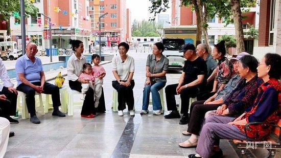 赵耐香组织居民代表等召开现场议事会(央广网记者 齐平 摄)
