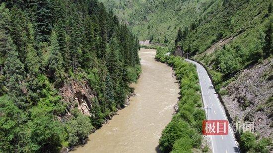 航拍事发河段及公路
