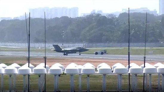 当地时间7月6日,滞留印度的英国F-35B战机被拖入机库