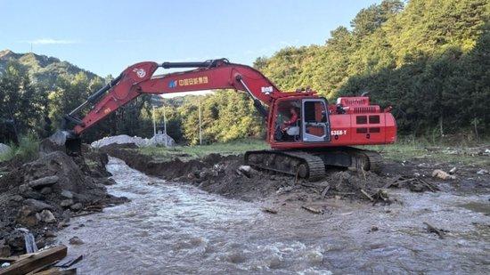 河北兴隆县六道河镇部分村受灾严重,村庄道路中断,救援人员抢通冲毁道路。视觉中国 图