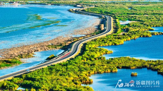 环博斯腾湖旅游公路。年磊摄