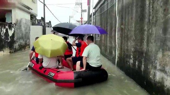 2025年8月3日,广东持续暴雨天气,受洪灾影响,村民有序撤离。视觉中国 图