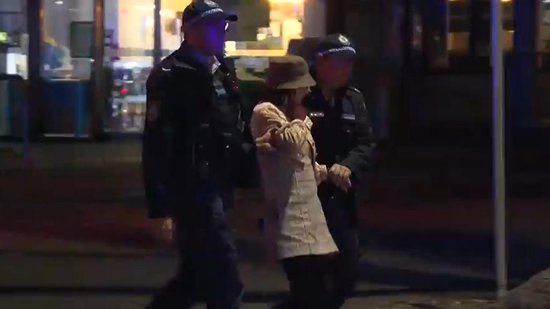 （杨兰兰被护送离开现场。）