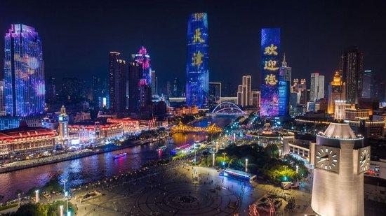 这是2025年8月1日拍摄的天津海河两岸夜景(无人机照片)。新华社记者 孙凡越 摄