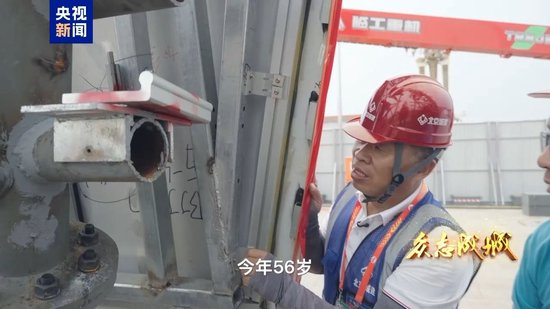 九三阅兵当天，他们坐上了自己搭建的广场观礼台