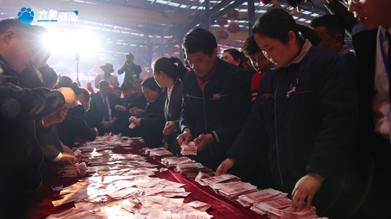 奖金发放现场，图源：大象新闻