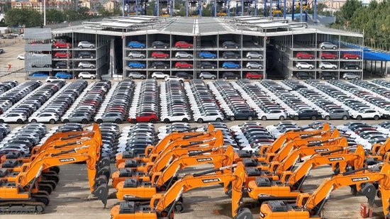 △山东港口烟台港,国产汽车和工程机械集结等待装船出口。