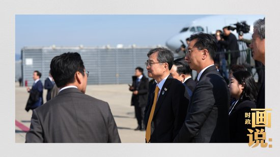 △韩国外交部长赵显在釜山金海国际机场热情迎接习近平主席