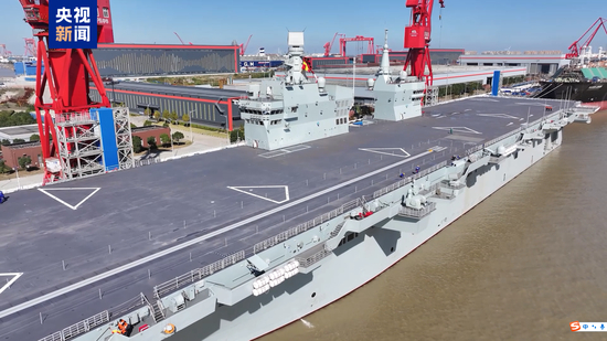 海军四川舰开展首次航行试验