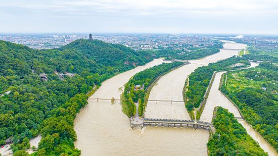  2024年7月17日，都江堰鱼嘴分洪。（四川省都江堰水利发展中心供图）