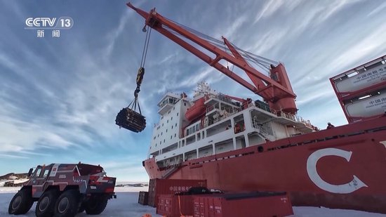 雪龙“兄弟”南极同框！海陆空协同解锁中山站硬核卸货