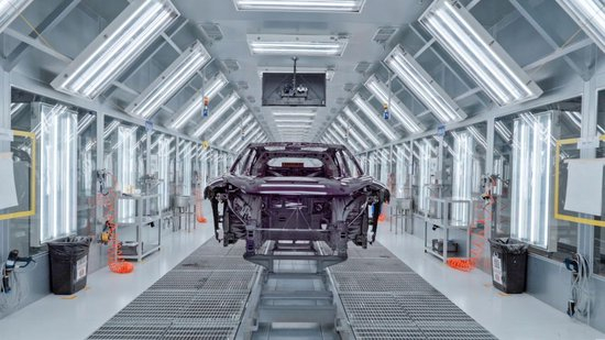 这是2025年7月28日在重庆拍摄的阿维塔数智工厂生产车间。新华社记者 陈诚 摄