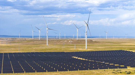 在新疆阿勒泰地区吉木乃县拍摄的50万千瓦时风电项目配套输电线路建设现场（2025年7月1日摄，无人机照片）。新华社发（努尔别克&middot;努尔曼 摄）