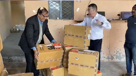 　陆勇在印度商家看货（视频截图）