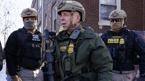  ·全副武装的博维诺（中），在现场指挥“作战”。（美联社）