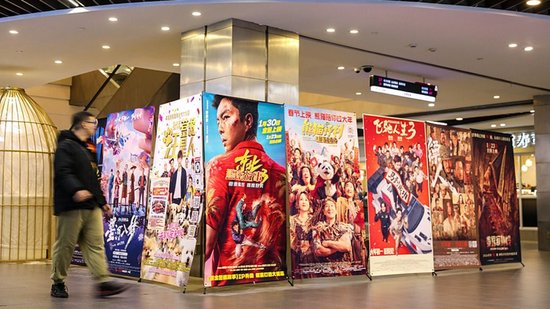 2026年2月12日，上海，影城内摆放着春节档电影海报。视觉中国 图