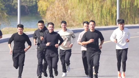  赵Sir带领队员们一起训练 地铁公安供图