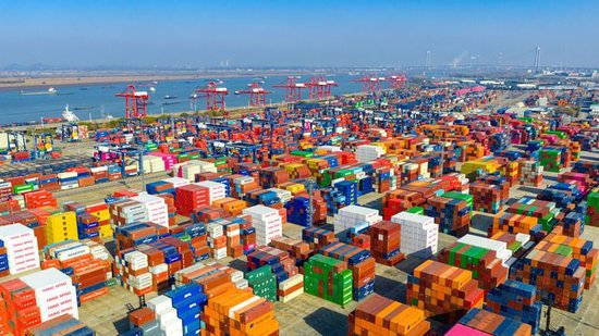 2025年12月14日拍摄的江苏省港口集团南京港龙潭集装箱码头（无人机照片）。新华社发（杨素平摄）