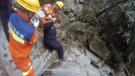 ▲救援小组成员翻越险坡寻找被困者