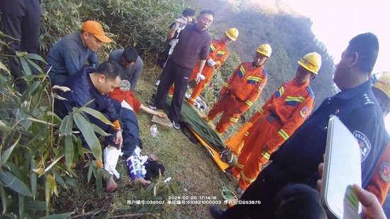  ▲受伤的女子被成功救出
