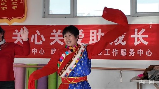 富民新村村民党兰东闲暇之余在“一老一幼关爱服务中心”跳舞（央广网记者 寇刚 摄）