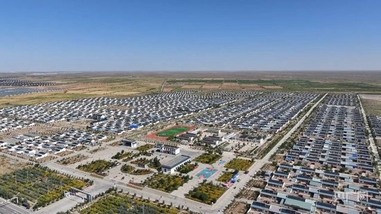 富民新村移民新居整齐排列（央广网记者 寇刚 摄）