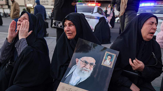 当地时间2026年3月1日，伊朗德黑兰，民众在广场悼念伊朗最高领袖哈梅内伊。视觉中国 图