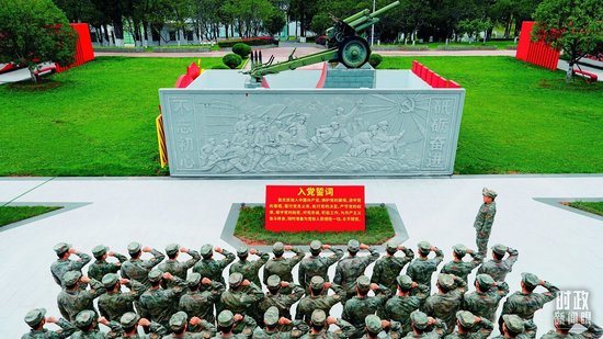  △火箭军某旅组织党员重温入党誓词。（解放军画报符雄拍摄）