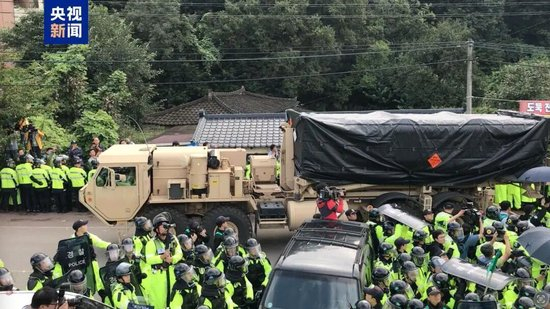 2017年9月，“萨德”反导系统运抵韩国部署时，当地民众激烈反对，同警方发生冲突