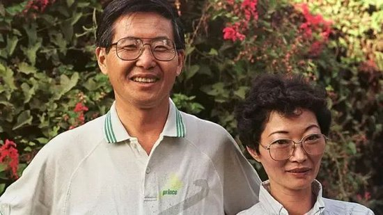  阿尔韦托·藤森（左）在执政初期与妻子苏珊娜·樋口的合影。（英国国家广播电台）