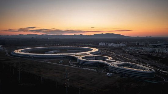 晨光下的高能同步辐射光源（无人机照片，2024年12月27日摄）。新华社发（袁广 摄）