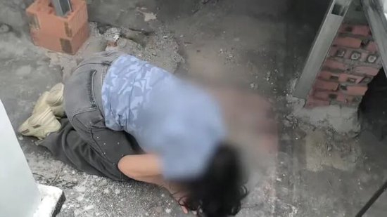  （陈某芬指认现场时跪地。图源泸州警方）