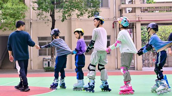 2025年12月11日，广东佛山市康复实验学校轮滑队在操场上训练。新华社记者 吴青昊 摄