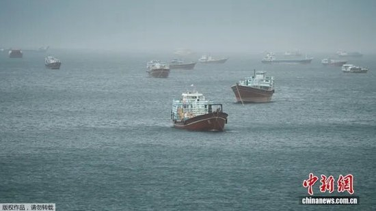  资料图：当地时间5月20日，船只驶经霍尔木兹海峡。