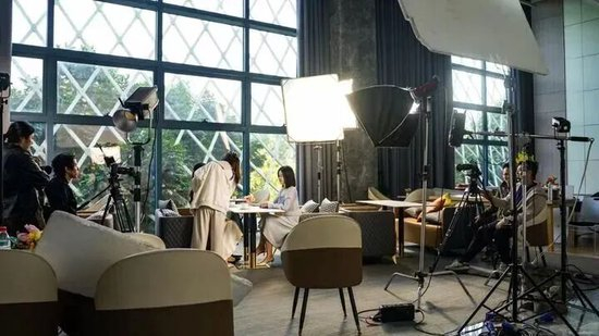  一家剧组在东莞的竖店短剧基地里进行拍摄 图片来源：新华社