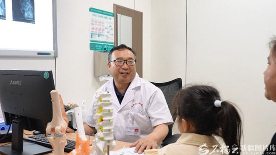 王国毓询问患者情况。西安交通大学第二附属医院新疆医院供图