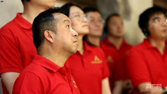 在于都中央红军长征出发纪念馆，游客们驻足凝视，认真听取讲解员讲述红军长征的故事（央广网记者胡斐&nbsp;摄）