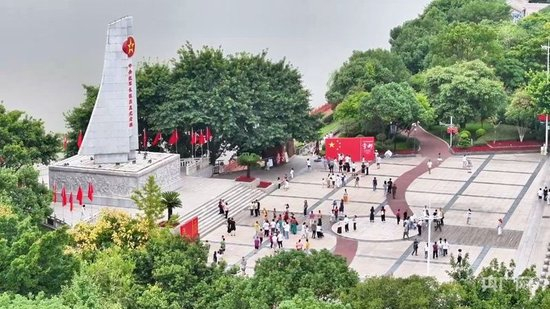 国庆期间，在于都中央红军长征出发纪念碑前，游人纷纷前来打卡、拍照（央广网发&nbsp;李文坊&nbsp;摄）