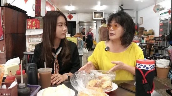 归亚蒂带着寻访团成员吕宇恩打卡中华路。