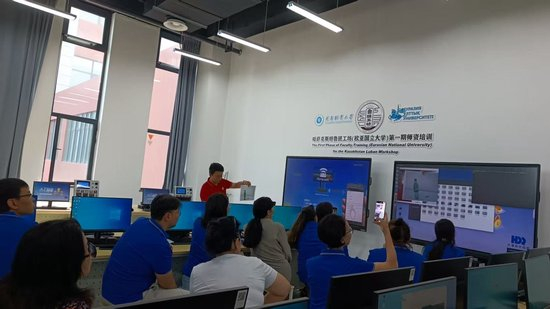 李國輝為哈方教師進行培訓（央廣網發 受訪者供圖）