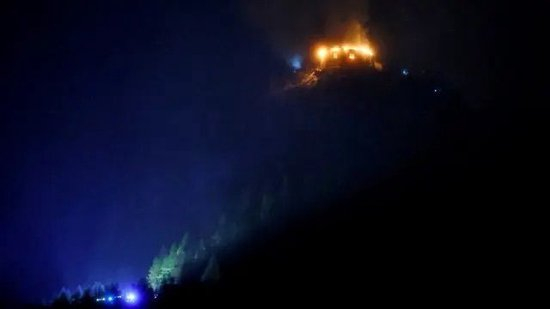  凯尔施泰因山庄当地时间23日晚被烧毁。图自德媒
